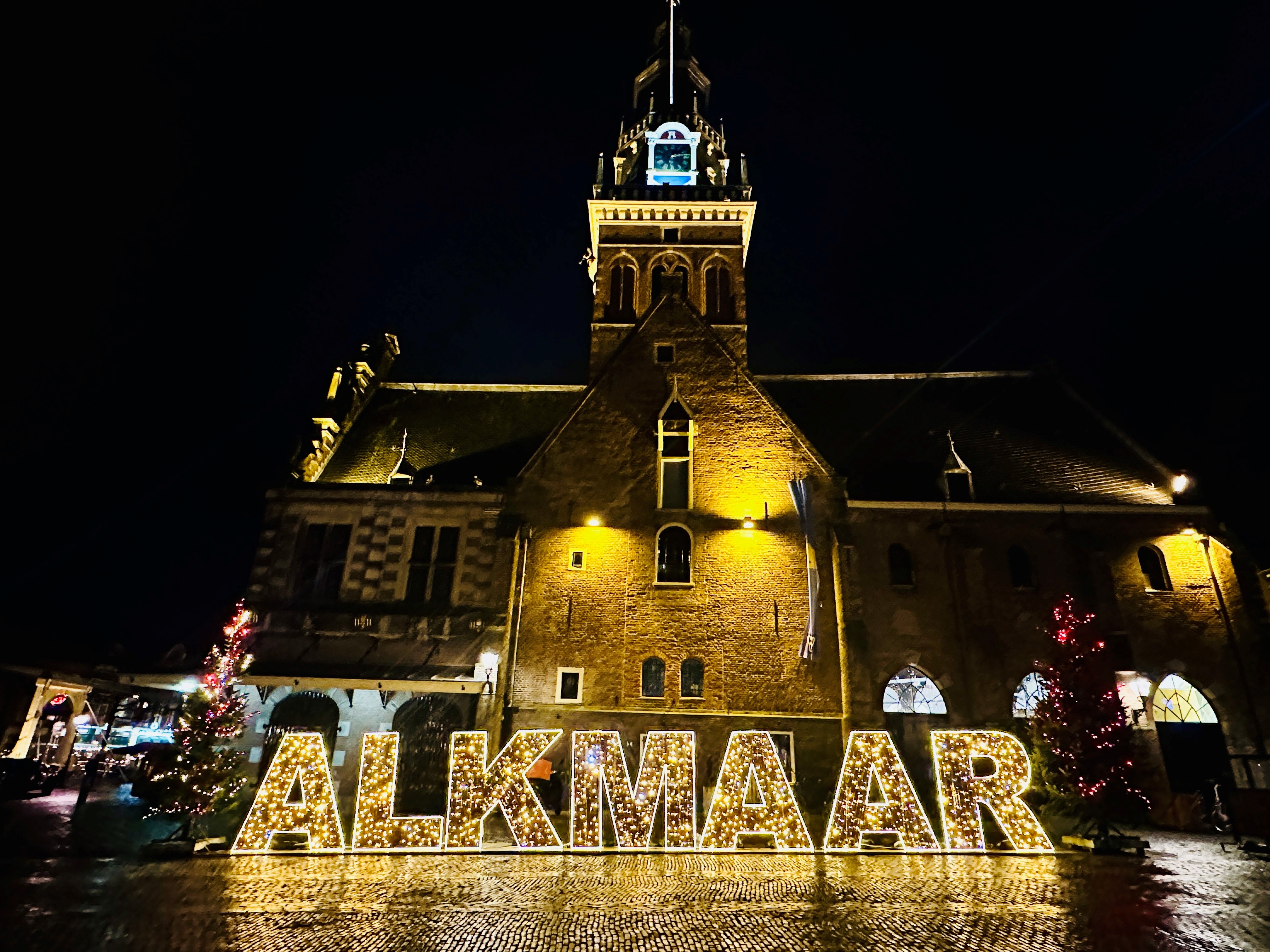 Verlichte Alkmaar letters voor waaggebouw
